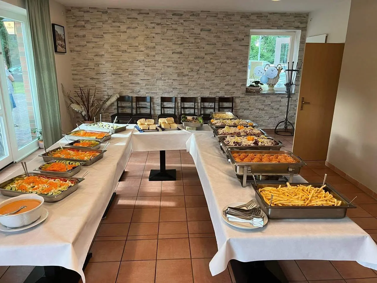 Buffet mit georgischen Vorspeisen.