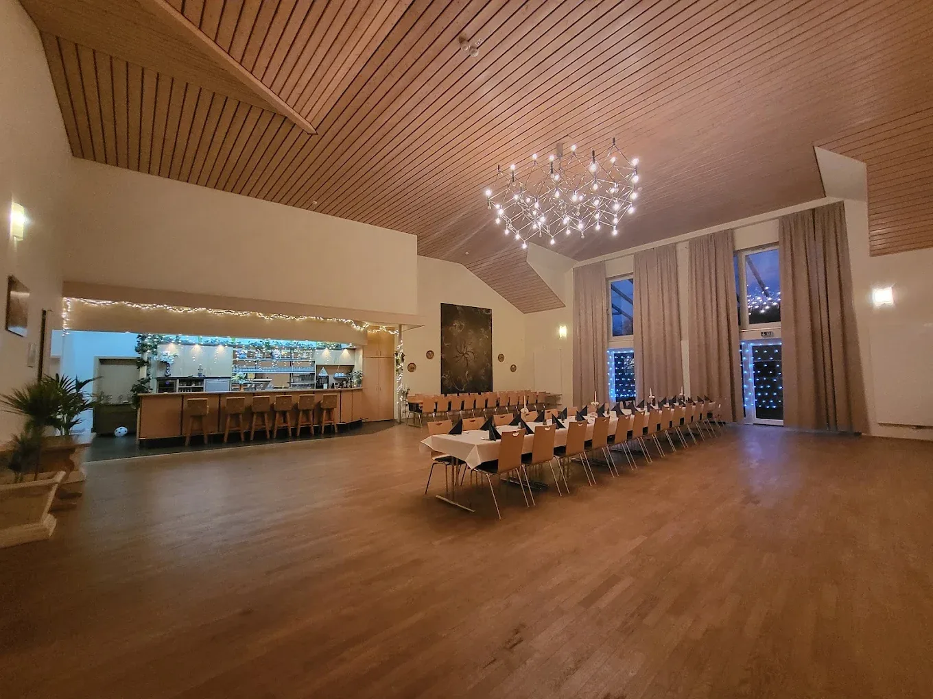 Der Saal am Abend.